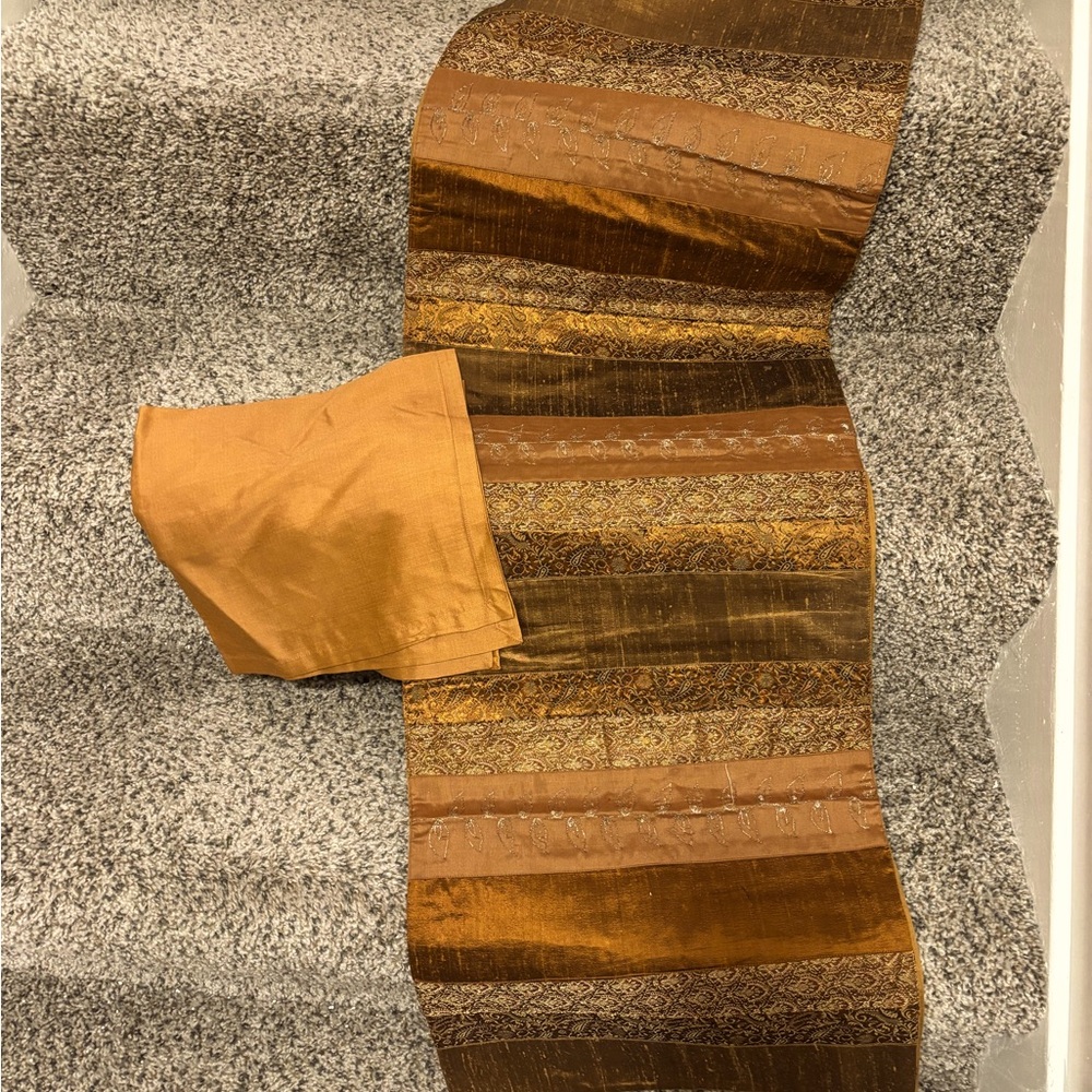 Table runner & napkins